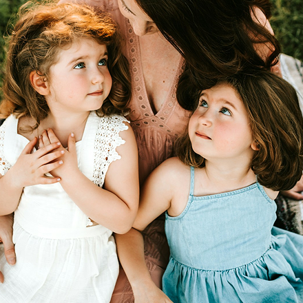 Niñas con vestidos tumbadas en la hierba